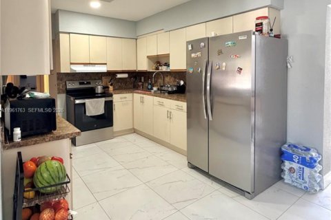 Villa ou maison à vendre à Hialeah, Floride: 4 chambres, 199.93 m2 № 2024526 - photo 4