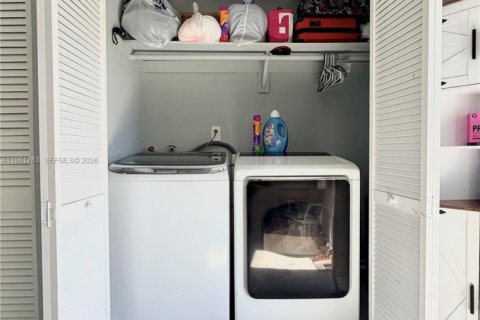 Villa ou maison à vendre à Hialeah, Floride: 4 chambres, 199.93 m2 № 2024526 - photo 13