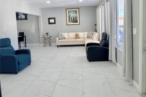 Villa ou maison à vendre à Hialeah, Floride: 4 chambres, 199.93 m2 № 2024526 - photo 3