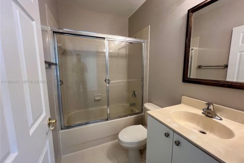 Townhouse in Miramar, Florida 3 bedrooms, 132.2 sq.m. № 1987775 - photo 15