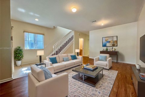 Townhouse in Miramar, Florida 3 bedrooms, 132.2 sq.m. № 1987775 - photo 2