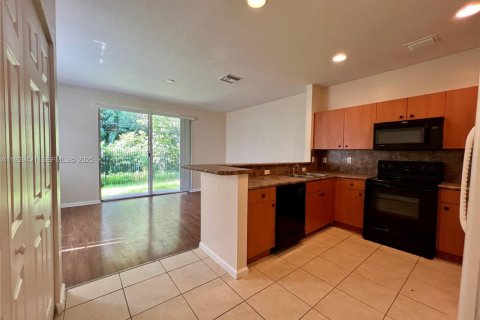 Townhouse in Miramar, Florida 3 bedrooms, 132.2 sq.m. № 1987775 - photo 3