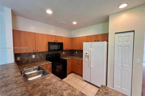 Townhouse in Miramar, Florida 3 bedrooms, 132.2 sq.m. № 1987775 - photo 5