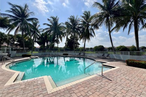 Townhouse in Miramar, Florida 3 bedrooms, 132.2 sq.m. № 1987775 - photo 17