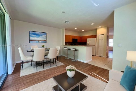 Townhouse in Miramar, Florida 3 bedrooms, 132.2 sq.m. № 1987775 - photo 6