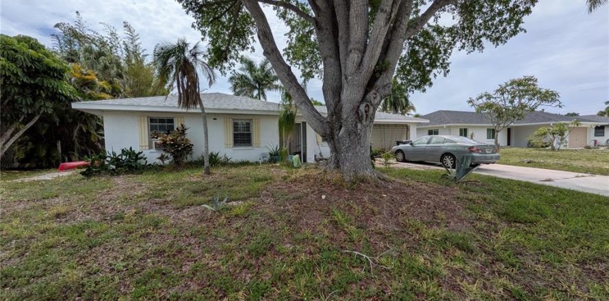 House in Fort Myers, Florida 2 bedrooms, 124.67 sq.m. № 2204412
