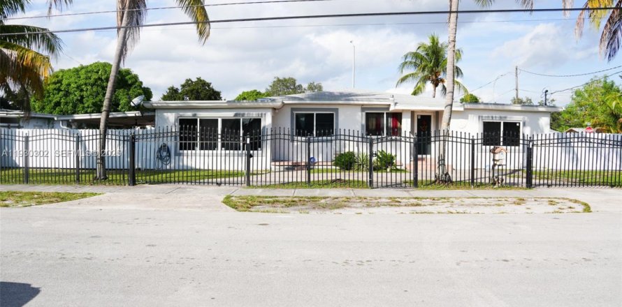 Дом в Майами, Флорида 4 спальни, 159.61м2 № 1989879