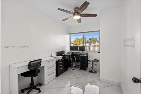 Купить виллу или дом в Майами-Гарденс, Флорида 4 спальни, № 2006483 - фото 18