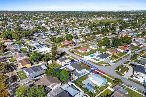 Купить виллу или дом в Майами-Гарденс, Флорида 4 спальни, № 2006483 - фото 3