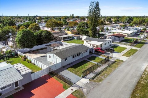 Купить виллу или дом в Майами-Гарденс, Флорида 4 спальни, № 2006483 - фото 8