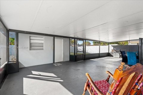 Купить виллу или дом в Майами-Гарденс, Флорида 4 спальни, № 2006483 - фото 22