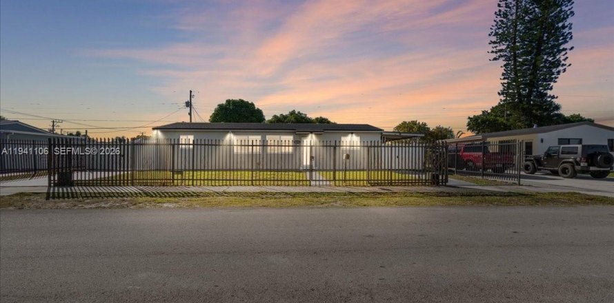 Дом в Майами-Гарденс, Флорида 4 спальни № 2006483