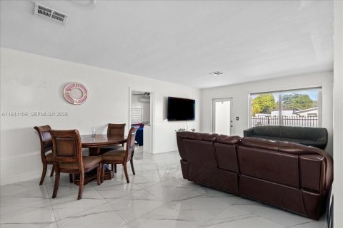 Купить виллу или дом в Майами-Гарденс, Флорида 4 спальни, № 2006483 - фото 13