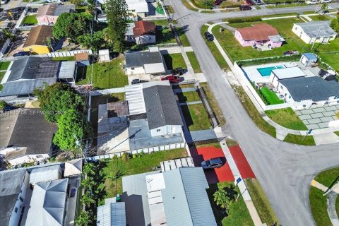 Купить виллу или дом в Майами-Гарденс, Флорида 4 спальни, № 2006483 - фото 10