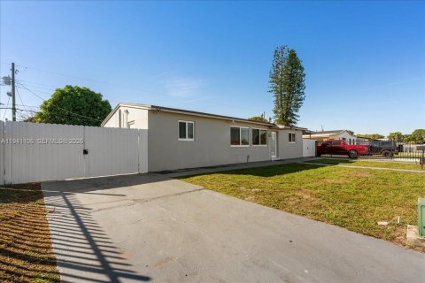 Купить виллу или дом в Майами-Гарденс, Флорида 4 спальни, № 2006483 - фото 5