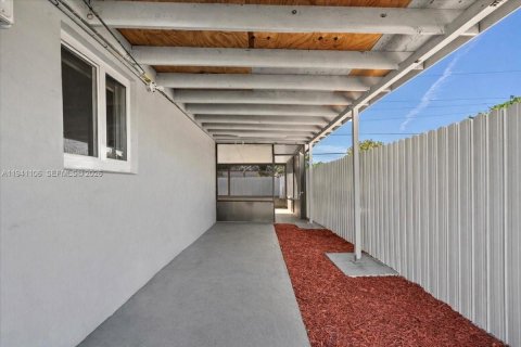 Купить виллу или дом в Майами-Гарденс, Флорида 4 спальни, № 2006483 - фото 21