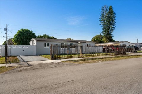 Купить виллу или дом в Майами-Гарденс, Флорида 4 спальни, № 2006483 - фото 7