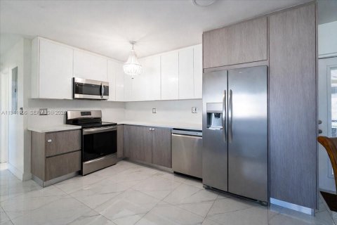 Купить виллу или дом в Майами-Гарденс, Флорида 4 спальни, № 2006483 - фото 12