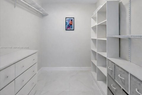 Купить виллу или дом в Майами-Гарденс, Флорида 4 спальни, № 2006483 - фото 16