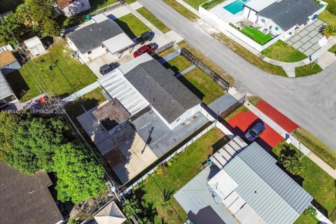 Купить виллу или дом в Майами-Гарденс, Флорида 4 спальни, № 2006483 - фото 11