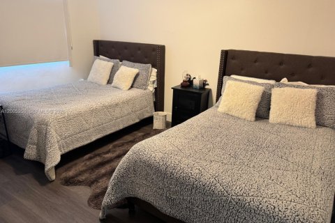 House in Hollywood, Florida 3 bedrooms, 152.82 sq.m. № 2069032 - photo 10