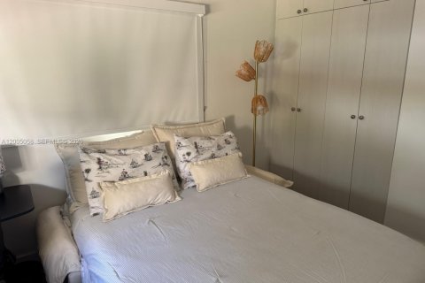 House in Hollywood, Florida 3 bedrooms, 152.82 sq.m. № 2069032 - photo 11