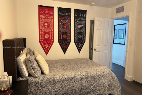 House in Hollywood, Florida 3 bedrooms, 152.82 sq.m. № 2069032 - photo 9