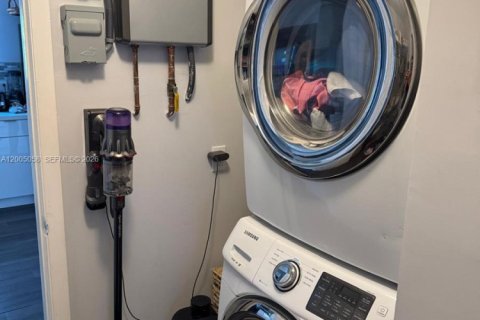 House in Hollywood, Florida 3 bedrooms, 152.82 sq.m. № 2069032 - photo 16