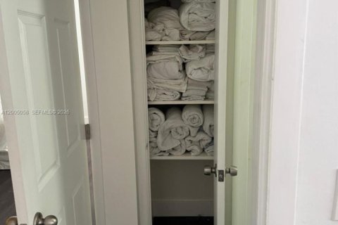 House in Hollywood, Florida 3 bedrooms, 152.82 sq.m. № 2069032 - photo 13