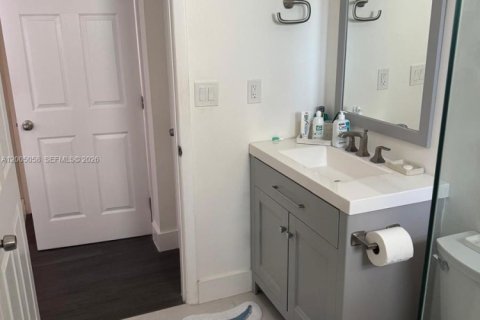 House in Hollywood, Florida 3 bedrooms, 152.82 sq.m. № 2069032 - photo 14