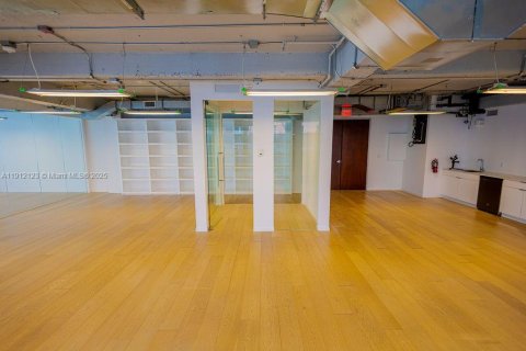 Commercial property in Miami, Florida № 2013545 - photo 4