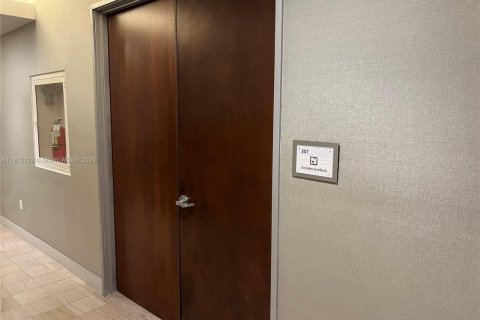 Commercial property in Miami, Florida № 2013545 - photo 1