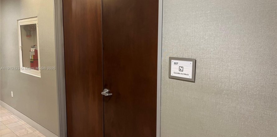 Commercial property in Miami, Florida № 2013545