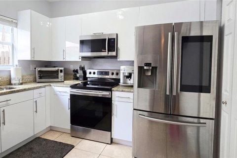 Снять в аренду таунхаус в Мирамар, Флорида 4 спальни, 180.14м2, № 2022177 - фото 2