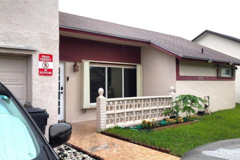 Casa en venta en North Lauderdale, Florida, 3 dormitorios, 122.54 m2 № 1944448 - foto 1