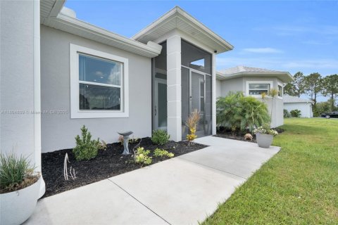 Villa ou maison à vendre à Lehigh Acres, Floride: 3 chambres, 196.95 m2 № 1700971 - photo 2