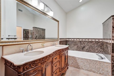 House in Pembroke Pines, Florida 4 bedrooms, 202.16 sq.m. № 1892393 - photo 28