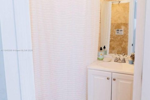 Снять в аренду коммерческую недвижимость в Майами, Флорида 1 спальня, 204.38м2, № 1943208 - фото 4