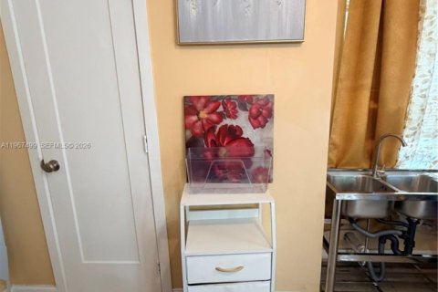 Commercial property in Lauderdale Lakes, Florida 27.87 sq.m. № 2029421 - photo 8