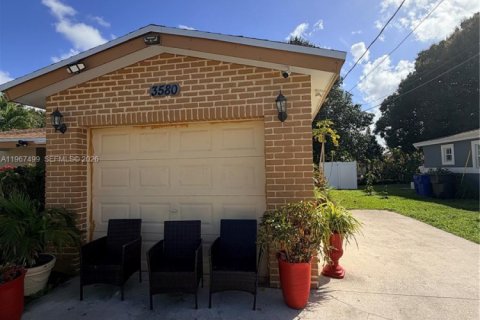 Commercial property in Lauderdale Lakes, Florida 27.87 sq.m. № 2029421