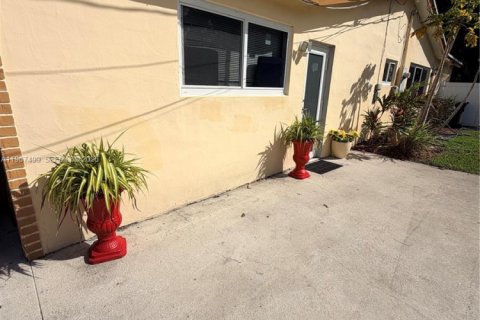 Commercial property in Lauderdale Lakes, Florida 27.87 sq.m. № 2029421 - photo 5