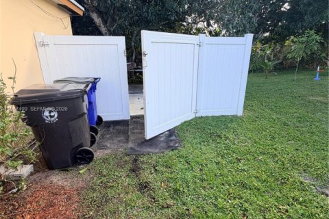 Commercial property in Lauderdale Lakes, Florida 27.87 sq.m. № 2029421 - photo 13