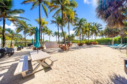 Copropriété à vendre à Surfside, Floride: 2 chambres, 92.62 m2 № 2050037 - photo 1