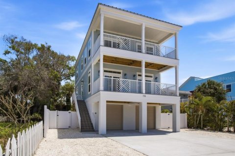 House in Treasure Island, Florida 4 bedrooms, 171.13 sq.m. № 2366526