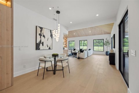 House in West Palm Beach, Florida 4 bedrooms, 377.09 sq.m. № 1809082 - photo 16