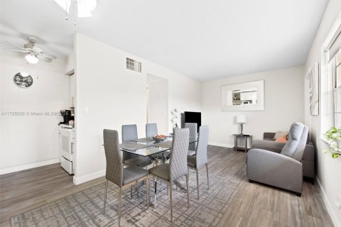 Copropriété à vendre à Hollywood, Floride: 2 chambres, 60.39 m2 № 1937163 - photo 2