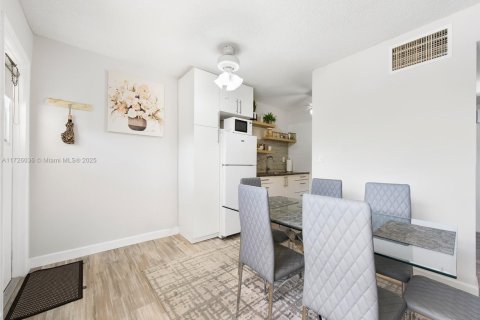 Copropriété à vendre à Hollywood, Floride: 2 chambres, 60.39 m2 № 1937163 - photo 1