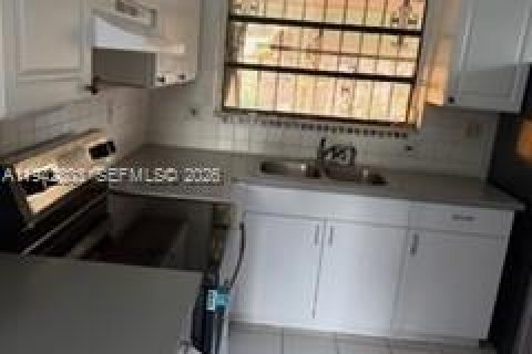 House in Miami, Florida 3 bedrooms, 127 sq.m. № 2000985 - photo 11