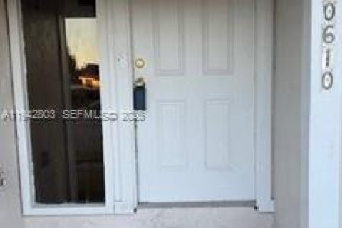 House in Miami, Florida 3 bedrooms, 127 sq.m. № 2000985 - photo 2