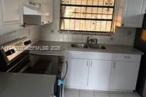 House in Miami, Florida 3 bedrooms, 127 sq.m. № 2000985 - photo 12